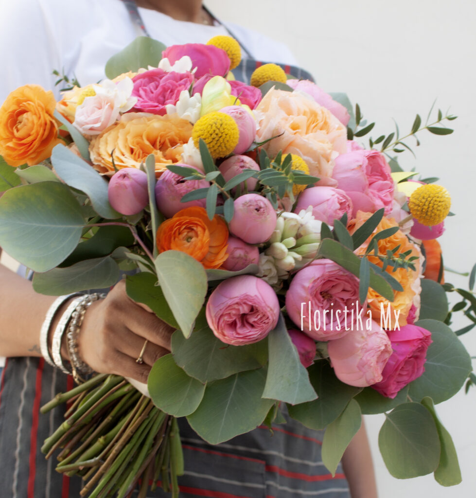 Ramo de novia con flores preservadas y con flores secas en colores rosadas  y blancas. Las rosas preservadas son las protagonistas de este ramo de